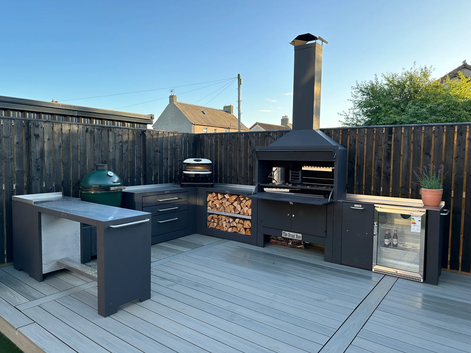 Modular and configurable outdoor kitchen units